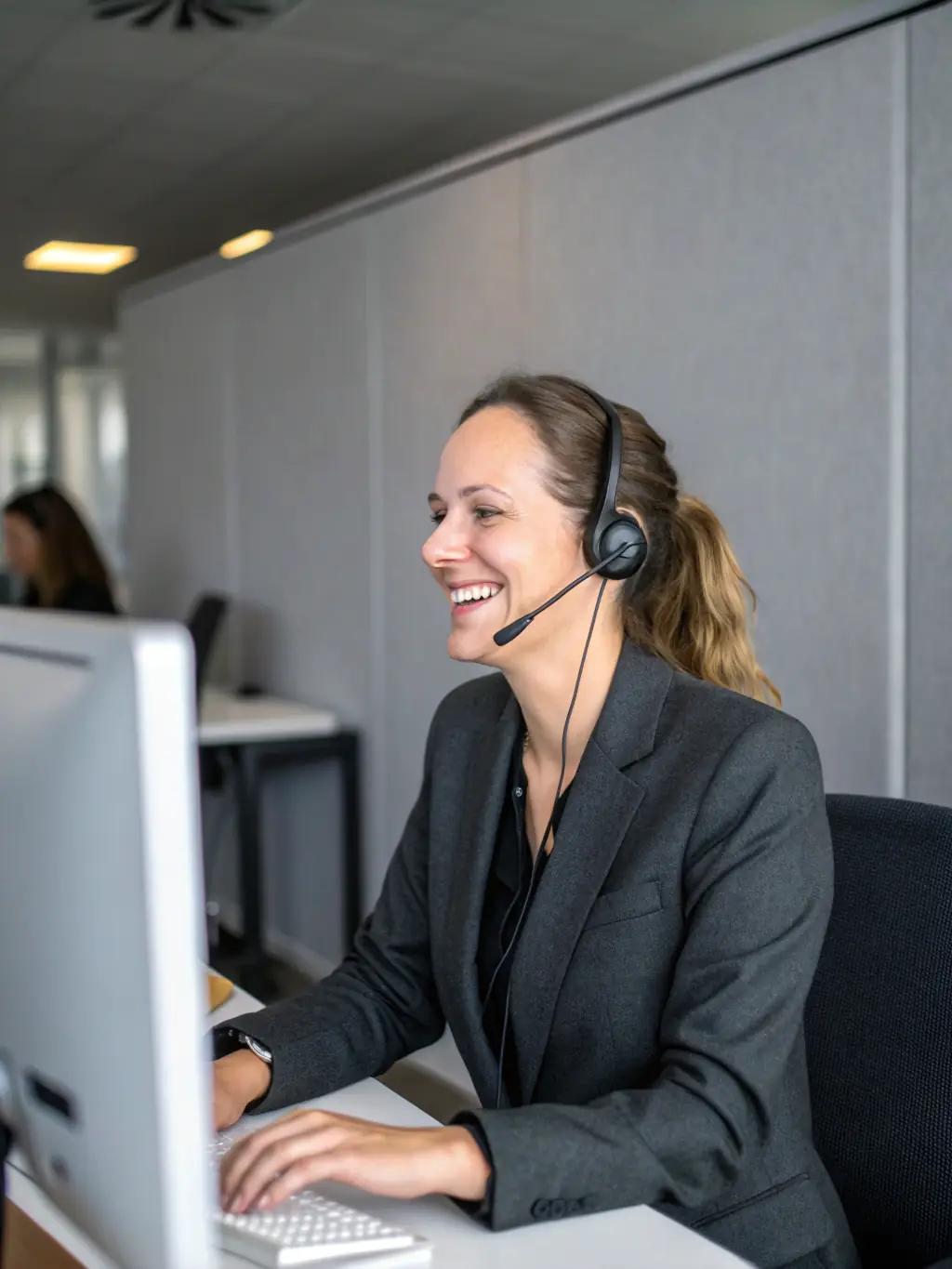 A help desk representative assisting a user, illustrating the operational support provided by DRC SERVICES & CO LIMITED.